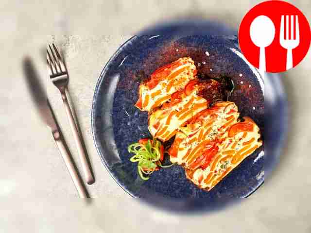 Переложите готовую мусаку на тарелку, полейте...