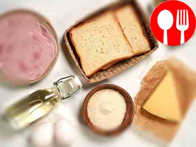 Срежьте корки с хлеба. Промойте куриные яйца,...