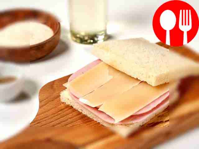 Приготовьте тост: на ломтике хлеба разместите...