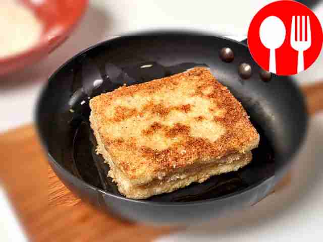 Обжарьте тост: окуните его в взбитые яйца с...