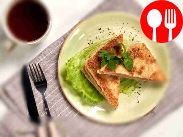 Подавайте бутерброд с ветчиной, разрезав его...