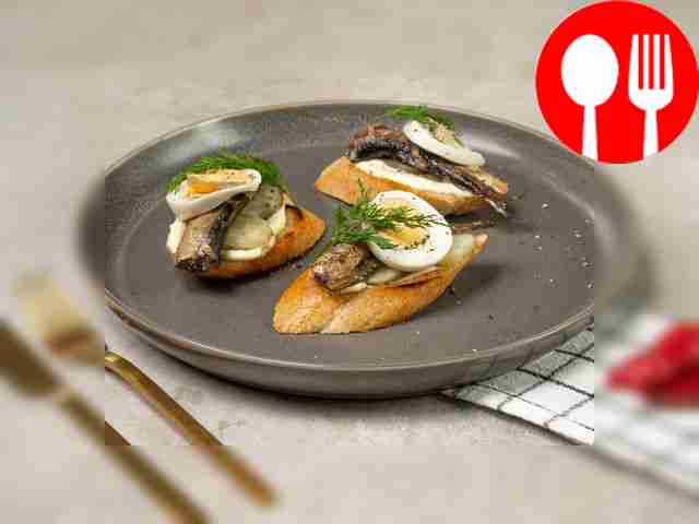 Тост с солеными огурцами