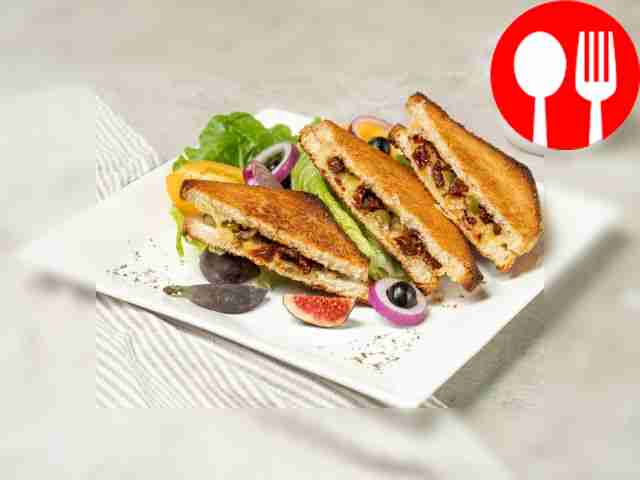 Toast with sun-dried tomatoes