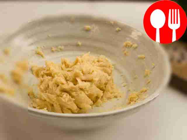 Смешайте муку с разрыхлителем, добавьте мягкое...