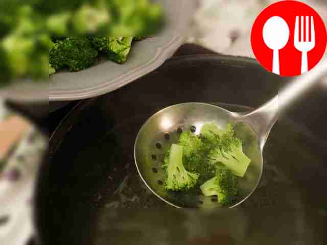 Сделайте начинку: отварите брокколи в...