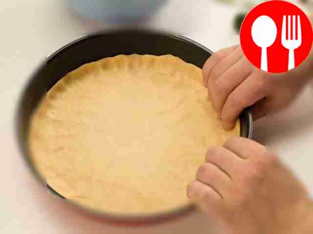 Раскатайте пласт теста толщиной примерно 0,5...