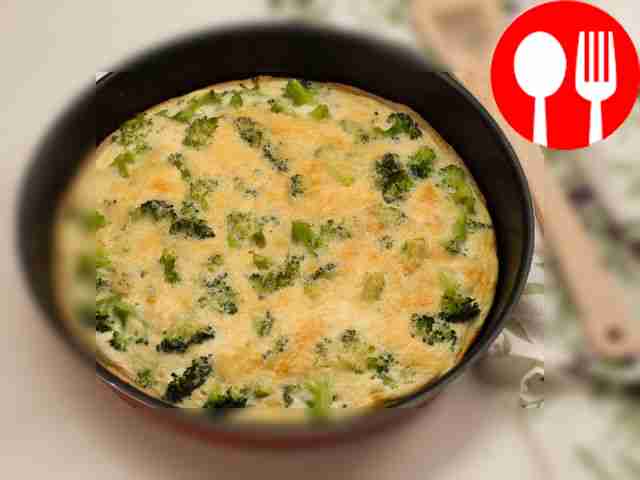 Когда киш будет готов, нарежьте его на порции...