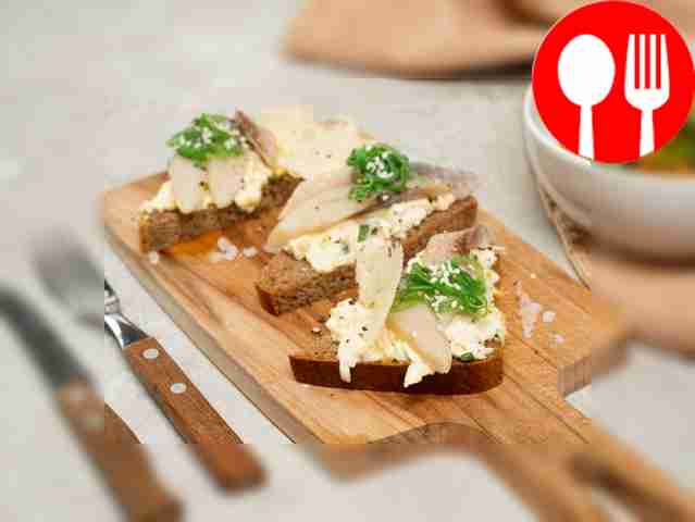Toast with herring