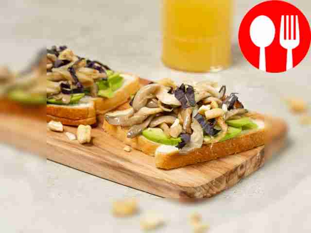 Toast with mushrooms