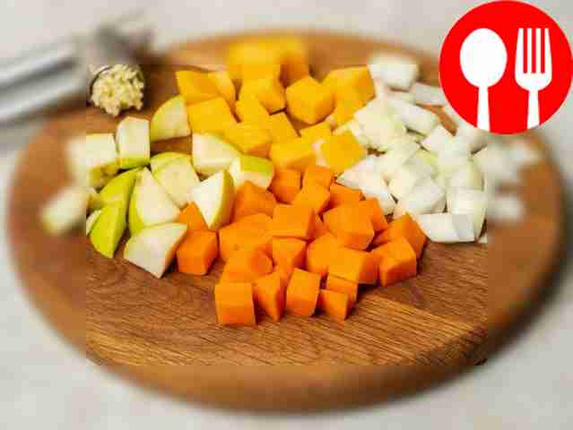 Подготовьте продукты: нарежьте лук, морковь,...