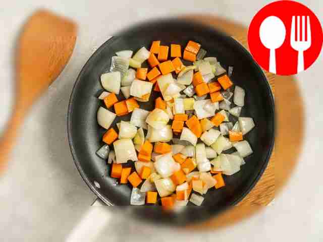 Поджарите зажарку: репчатый лук обжарьте на...