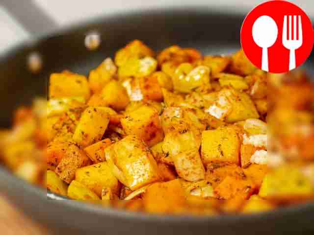 Приготовьте рагу. В сковороду к луку положите...