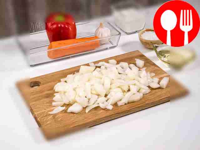 Cut the onion into large cubes.