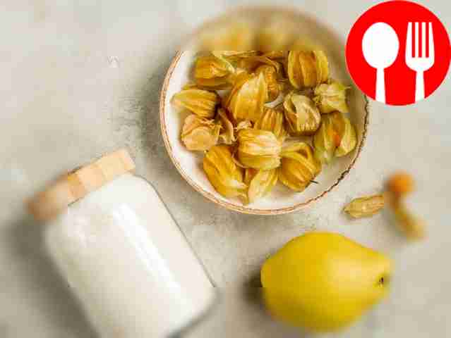 Peel the physalis berries from the “lanterns”...