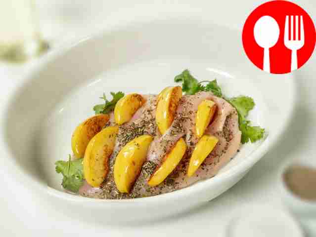 Приготовьте куриную грудку с айвой: обжарьте...