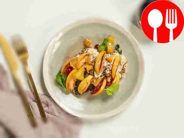 Порежьте куриную грудку вместе с айвой на...