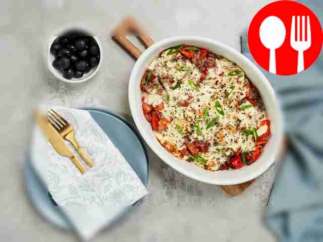 Place lettuce leaves on a plate, place a...