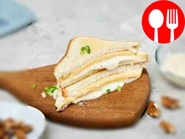 Тост с соусом бешамель