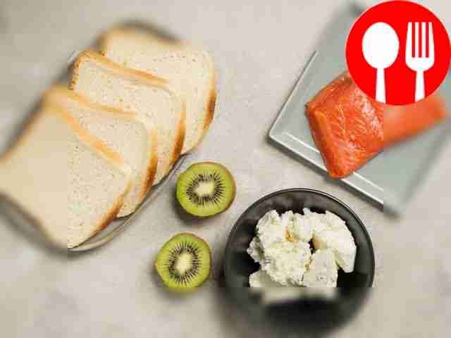 Киви помойте, очистите от кожуры и нарежьте...