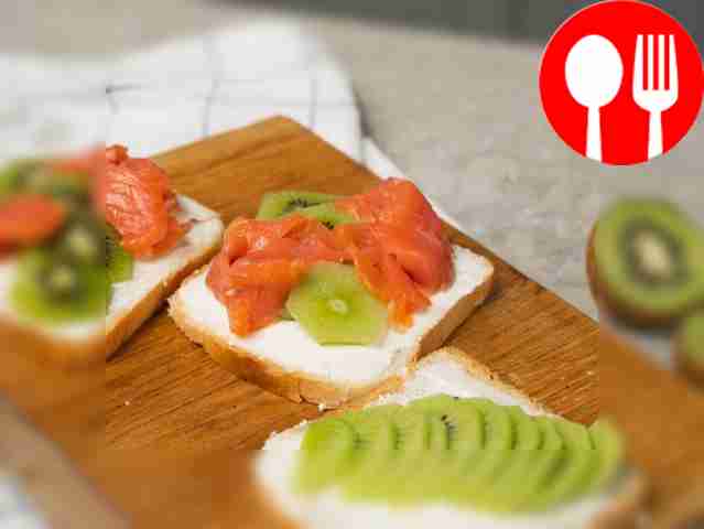 Поджаренный хлеб щедро смажьте тонким слоем...