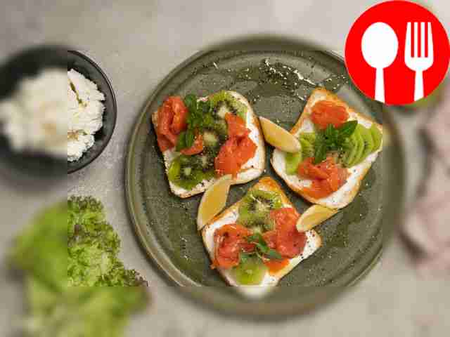 На сервировочной тарелке уложите лист салата и...