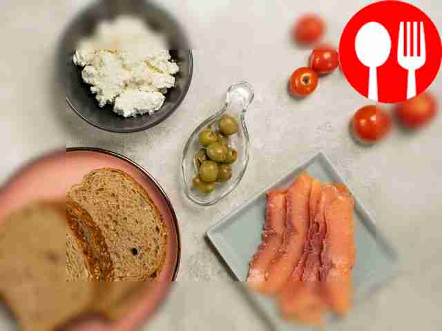 Помидоры черри промойте, обсушите бумажными...