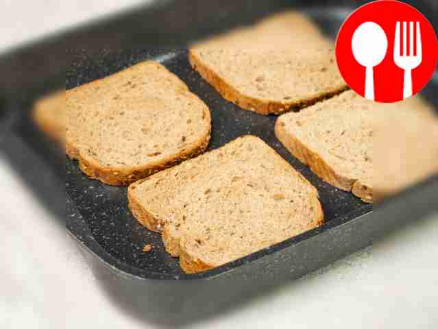 Подготовьте хлеб: выложите ломтики на...