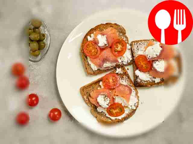 Сформируйте тосты: на поджаренный хлеб тонким...