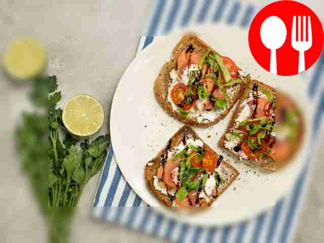 Перед подачей украсьте тост с копченым лососем...