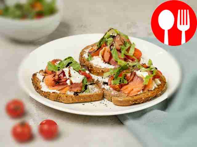 Тост с копченым лососем