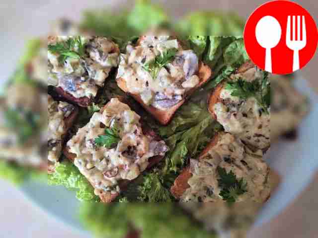 Сытный бутерброд с маринованным огурцом