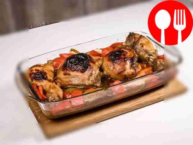 Chicken baked with apples and bell peppers