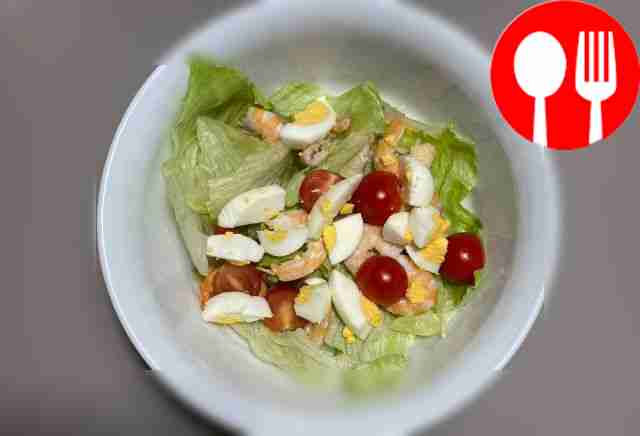 Disassemble the salad into leaves and tear...