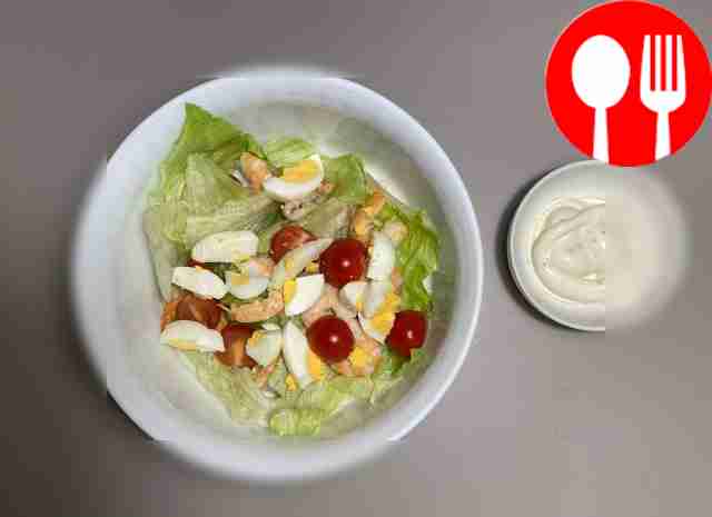 Then add the sauce and mix the salad well....