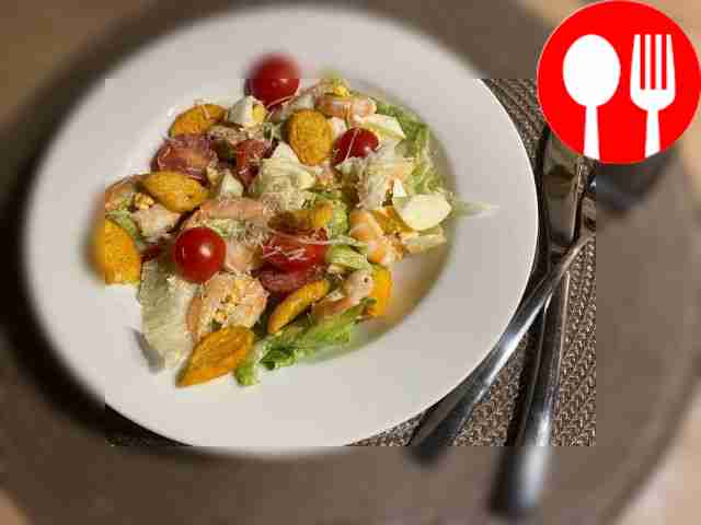Salad with shrimp and cherry tomatoes
