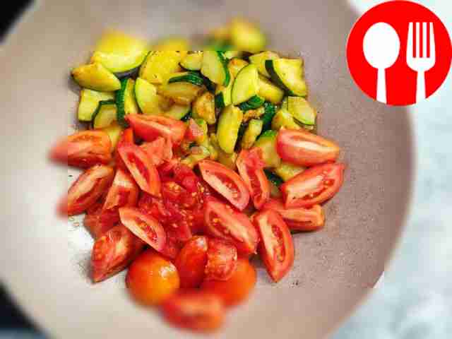 На горячей сковороде обжарьте чеснок с цукини,...