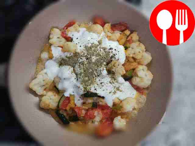 Затем добавьте капусту, сметану и специи по...