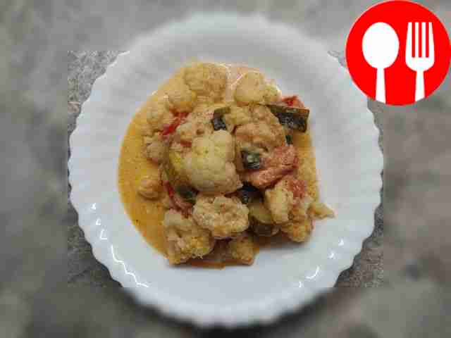 Разложите тушёные овощи по порционным тарелкам...