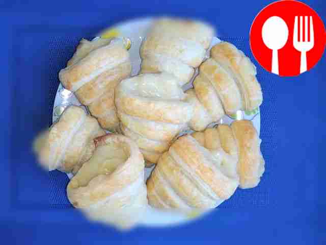 Delicious tubes with Bechamel sauce