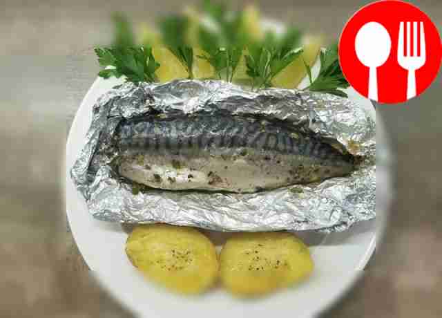 Ароматная скумбрия, запеченная с зеленью и чесноком