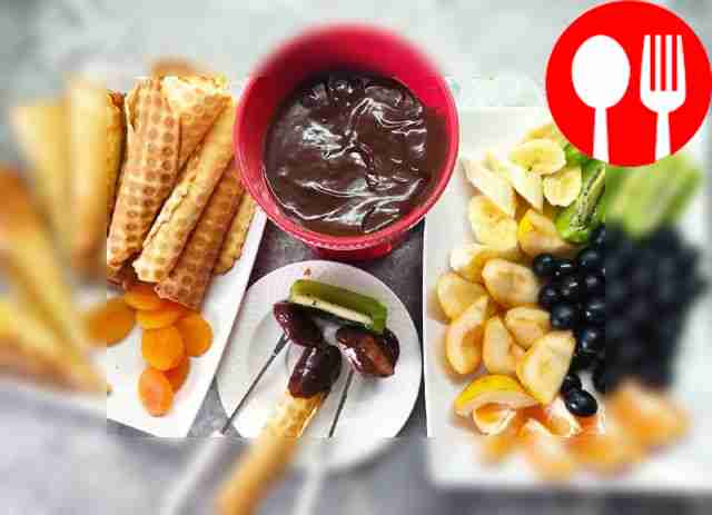 Шоколадный фондю с фруктами и вафельными трубочками
