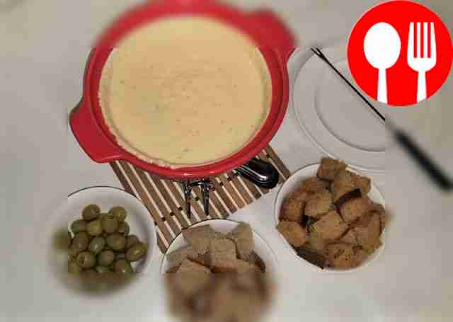 Сытное фондю с белым вином и куриным фаршем