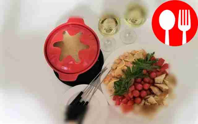 Spicy fondue with shrimp and vegetables