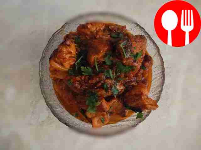 При подаче украсьте азу зеленью петрушки или...