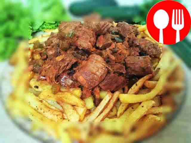 Сытное азу с говядиной и солеными огурцами Hearty basics with beef and pickles