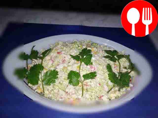 Мозаичный салат из крабовых палочек и пекинской капусты