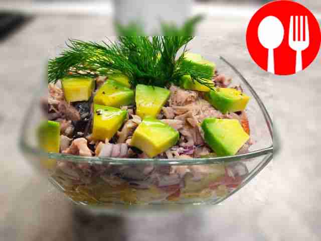 Подавайте салат в прозрачной посуде — это...