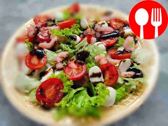 Salad with mozzarella cheese and sweet and sour sauce