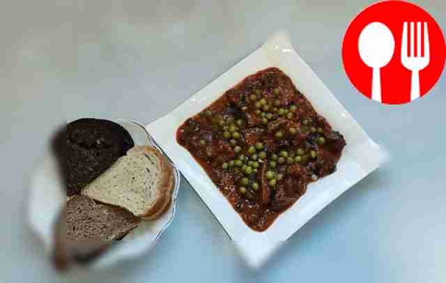 Традиционное азу с говядиной и солеными огурцами Traditional azu with beef and pickles