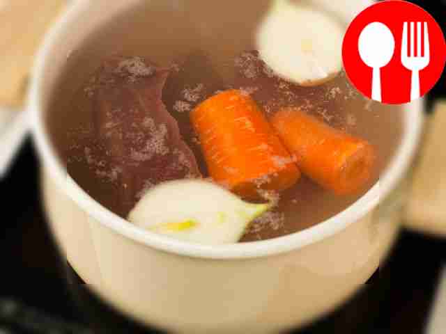 Поставьте на плиту кастрюлю с водой и опустите...